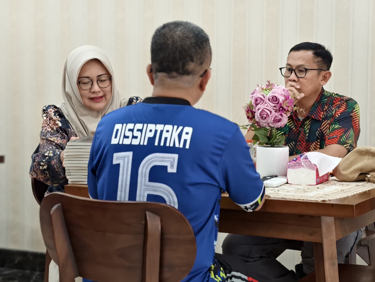 Hibah Buku Biografi Pj. Bupati Barito Utara kepada Dinas Kearsipan dan Perpustakaan